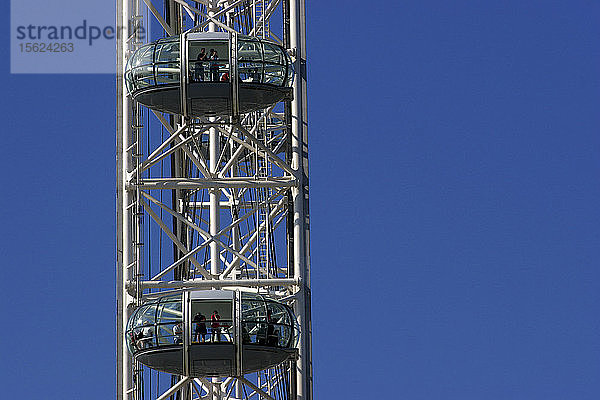 Riesenrad London Eye bei klarem Himmel  London  England  UK