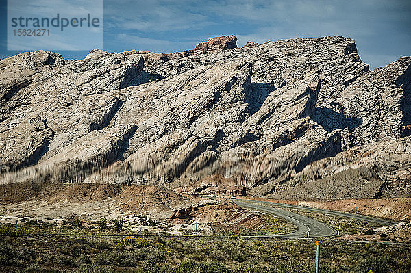 Eine lange Strecke auf dem Highway durch einen felsigen Abschnitt in Utah  USA.