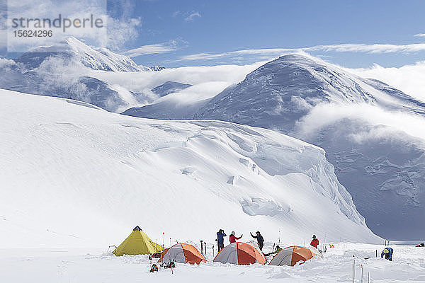 Bergsteiger treffen sich in einem Zeltlager auf 12.000 Fuß Höhe am Denali  Alaska.