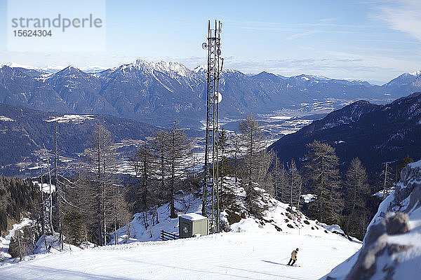 Foto mit Skifahrer im Skigebiet in den österreichischen Alpen  Nassfeld  Kärnten  Österreich