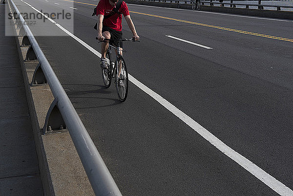 Tiefschnittaufnahme eines Radfahrers auf einer Brücke am Charles River  Boston  Massachusetts  USA