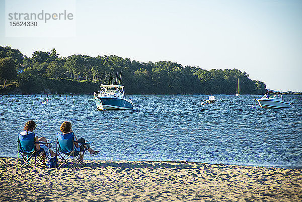 Menschen  die einen Sommerabend am Strand von Rhode Island genießen