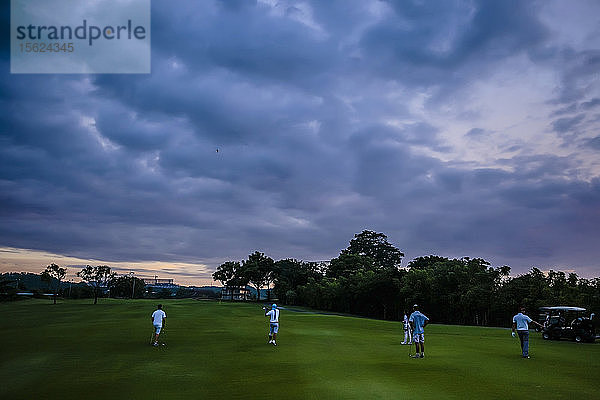 Golfspieler unter dramatischem Himmel  Bali  Indonesien