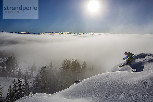 Person Skifahren in Schnee Region in der Nähe von Lake Tahoe während Sonnenaufgang in Kalifornien  verwenden