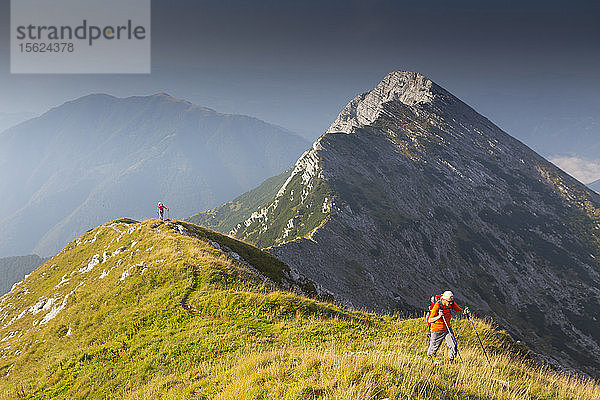 Blick auf Wanderer am Berg Vogel  Nationalpark Triglav  Slowenien