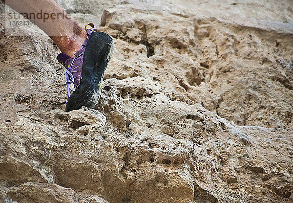 Der Fuß eines Bergsteigers auf einem Kalkstein in Austin  Texas
