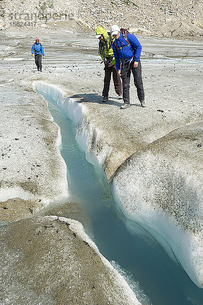 Eine Gruppe von Flößern erkundet den Walker-Gletscher