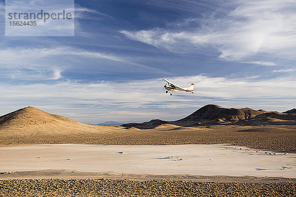 Flugzeug im Landeanflug über der ländlichen Wüste von Nevada beim High Sierra Fly In
