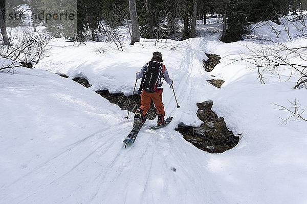 Skifahrer beim Wandern in der verschneiten Region von Revelstoke  British Columbia  Kanada
