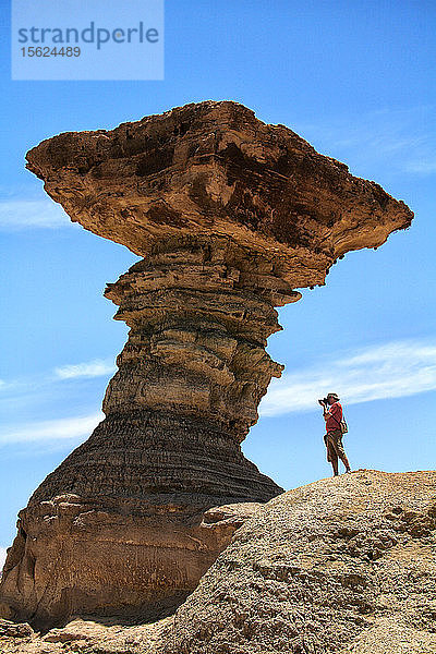 Der Provinzpark Ischigualasto oder Mondtal  am nördlichen Ende der Provinz San Juan  in der Abteilung Valle Fertil ist ein geschütztes Gebiet von 275 369 ha  auf wissenschaftlicher Ebene gefeiert  wie schützt eine wichtige paläontologische Reserven. Es ist der einzige Ort  an dem man die gesamte Trias vollständig und geordnet aufdecken kann. Es wird geschätzt  dass die geologischen Formationen dieser Website haben zwischen 180 und 230 Millionen Jahren. Das Hotel liegt 330 km von der Stadt San Juan und 80 von San Agustin del Valle Fertil  bietet der Park eine seltsame Landschaft  wo die Knappheit der Vegetation und abwechslungsreiche Palette Böden  mehr Laune Formen der Berge  machen dies zu einem beliebten Ort für Touristen  sowohl in-und ausländische.