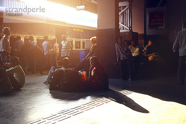 Menschen warten auf einen Zug am Bahnhof  Jaipur  Rajasthan  Indien