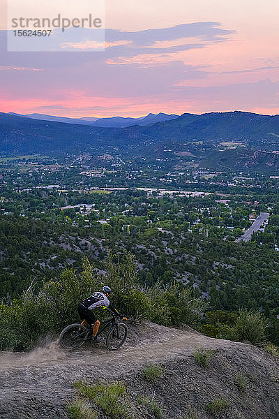 Männlicher Mountainbiker in malerischer Landschaft fährt bei Sonnenuntergang den Hogs Back bei Durango hinunter  Colorado  USA