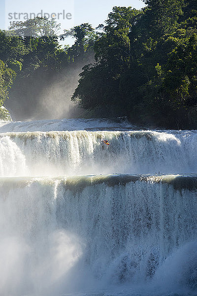 Ein Kajakfahrer  der einen 50 Fuß hohen Wasserfall in Cascadas de Agua Azul  Chiapas  Mexiko  hinabstürzt.