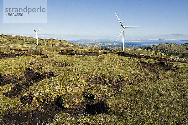 Windturbinen am Killibegs-Windpark von SMR Windparks in Killibegs  Irland. Vor etwas mehr als zehn Jahren arbeiteten Michael Rouse als Elektroingenieur für ein Versorgungsunternehmen und Seamus Mc Rory als Buchhalter. Ihr finanzielles Interesse an den Möglichkeiten der Windenergieentwicklung brachte sie zusammen  und sie betreiben nun SMR Windparks. SMR Windparks verfügt über mehrere Standorte in Irland und im Ausland. Seamus ist der Ansicht  dass eine sichere Energieversorgung für Irland von entscheidender Bedeutung ist und dass das Öl zur Neige geht . Wenn die Lösung in der Zwischenzeit gut für die Umwelt ist  um so besser. Durch ihr Engagement für die Windenergie hat sich ihre Lebensqualität erheblich verbessert. Sie sind finanziell besser abgesichert  unabhängiger und besitzen jetzt einige schöne wertvolle Vermögenswerte.