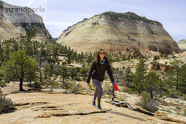Foto einer Wanderin  die den Zion-Nationalpark  Utah  USA  erkundet