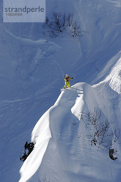 Mutiger Snowboarder auf dem Gipfel eines Berges  Lake Tahoe  USA
