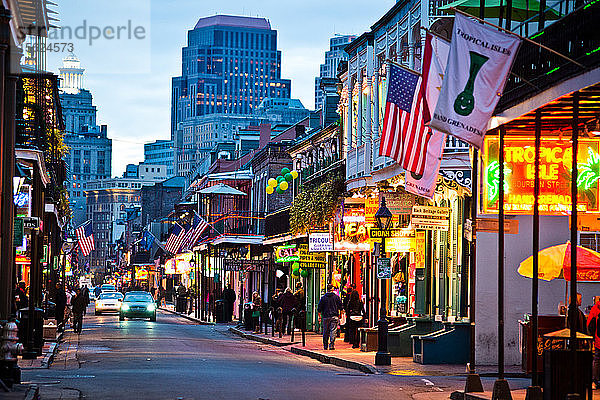 Die Bourbon Street leuchtet in der Abenddämmerung in New Orleans  Louisiana.