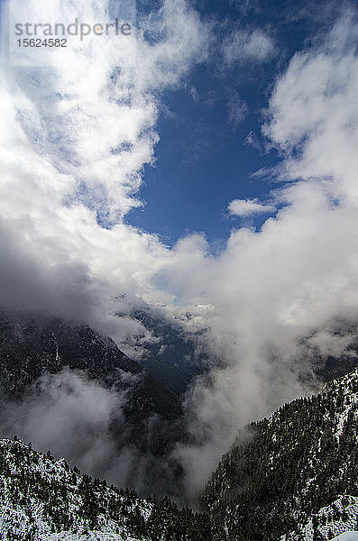 Wolken in den Bergen des Khumbu-Tals  Pangboche  Solu-Khumbu  Nepal