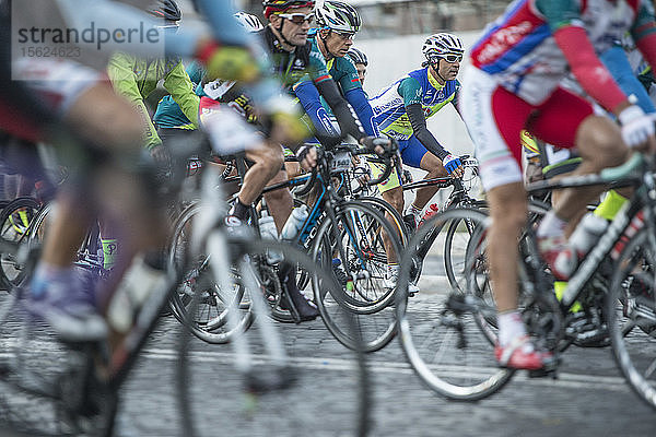 Beim Granfondo Campagnolo Roma treten die Radfahrer in die Pedale und tauchen ein in die Geschichte und die herrliche Kulisse des Kolosseums und des Forum Romanum. Die Gruppe fährt dann durch Piazza Venezia  Vittorio Emanuele Monument  das Kapitol  Circus Maximus und Appia Antica  die aus der Stadt führt.