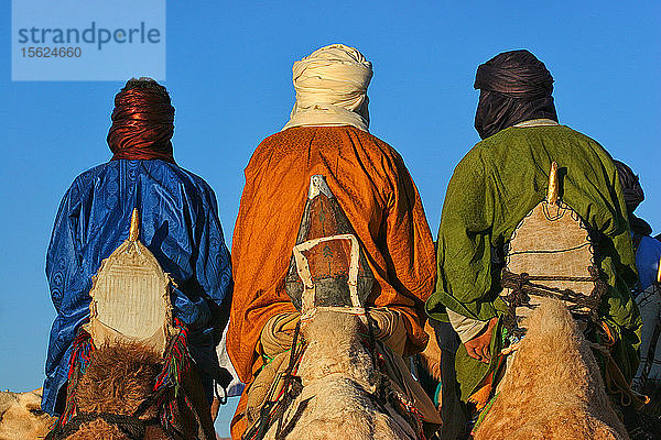 Die Tuareg oder Imuhaghs sind ein Berber- (oder Amazigh-) Volk mit nomadischer Tradition  das in der Sahara lebt. Ihre Bevölkerung ist über fünf afrikanische Länder verteilt: Algerien  Libyen  Niger  Mali und Burkina Faso. Wenn sie reisen  erfüllen ihre Bedürfnisse und die der Tiere  weil sie in Großfamilien leben  die große Herden tragen. Sie haben ihre eigene Schrift  Tifinagh.