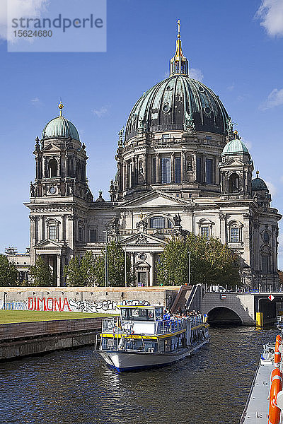 Eine Schifffahrt auf der Spree durch das Herz von Berlin ist eine angenehme Art  viele Sehenswürdigkeiten der Stadt zu sehen.