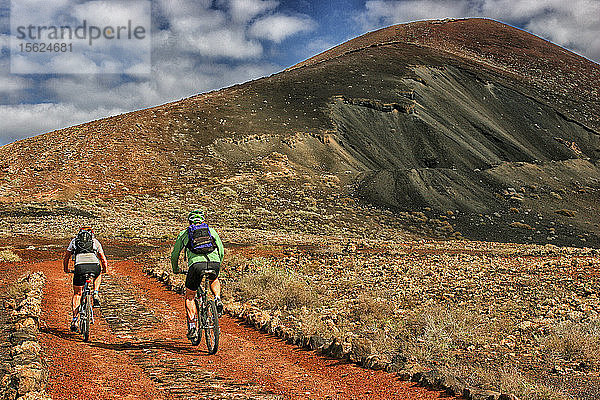 Zwei Mountainbiker auf dem La Oliva  Fuerteventura  Spanien