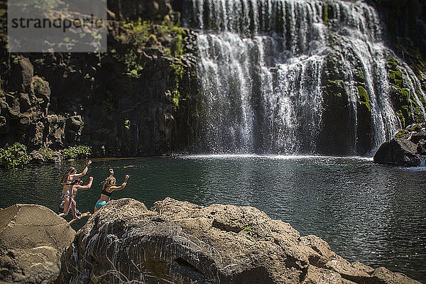 Menschen  die in der Nähe eines Wasserfalls in den Fluss springen  McCloud River  Kalifornien  USA