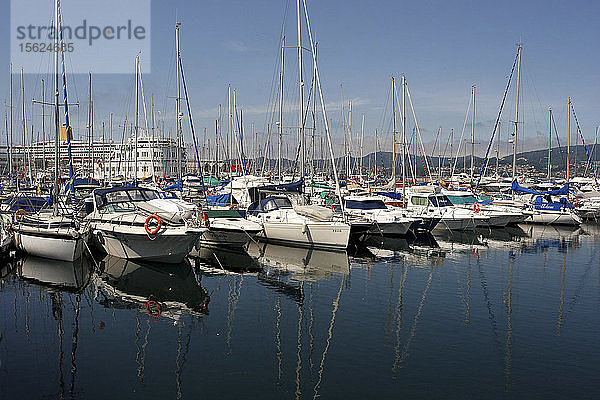 Das Kreuzfahrtschiff Costa Luminosa liegt im Hafenbecken. Vigo  Galicien  Spanien