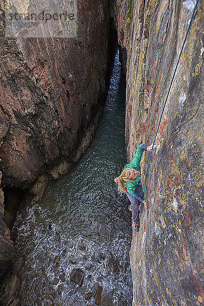 Die Profikletterer Jacopo Larcher  Barbara Zangerl  Roland Hemetzberger und Lara Neumeier auf einer Klettertour in Wales  Großbritannien.