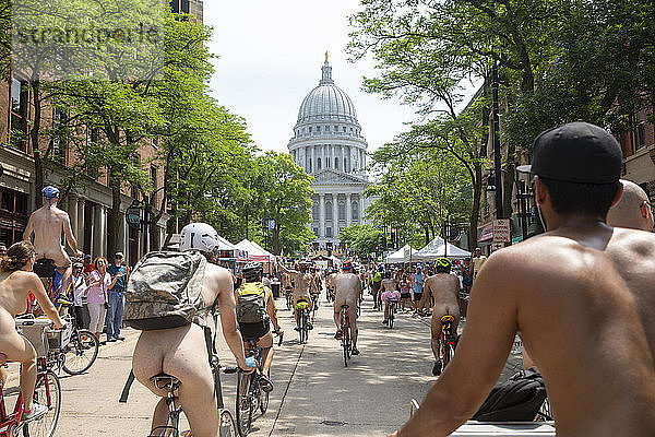 Eine große Anzahl nackter Radfahrer fährt zum State Capitol  um gegen die Abhängigkeit von fossilen Brennstoffen zu protestieren  Madison  Wisconsin  USA
