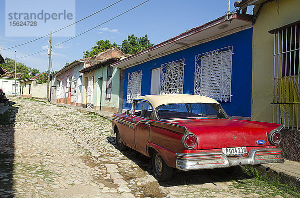 Ein Auto parkt auf den Kopfsteinpflasterstraßen von Trinidad  Kuba.