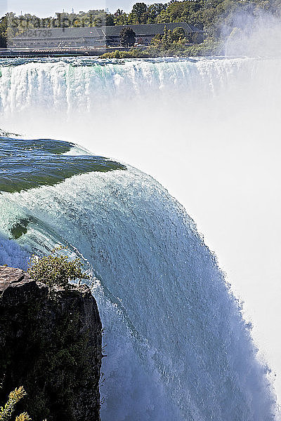 Horseshoe Falls vom Terrapin Point auf Goat Island aus gesehen. Wikipedia: Niagarafälle ist der Sammelname für drei Wasserfälle  die die internationale Grenze zwischen Kanada und den Vereinigten Staaten überspannen  genauer gesagt zwischen der Provinz Ontario und dem Staat New York. Sie bilden das südliche Ende der Niagara-Schlucht. Die drei Wasserfälle  von der größten zur kleinsten  sind die Horseshoe Falls  die American Falls und die Bridal Veil Falls. Die Horseshoe Falls liegen auf der kanadischen Seite und die American Falls auf der amerikanischen Seite  getrennt durch Goat Island. Die kleineren Bridal Veil Falls befinden sich ebenfalls auf der amerikanischen Seite und sind durch die Luna Island von den anderen Wasserfällen getrennt. Die internationale Grenzlinie wurde ursprünglich 1819 durch die Horseshoe Falls gezogen  aber die Grenze ist aufgrund natürlicher Erosion und baulicher Maßnahmen seit langem umstritten.[2] Die Fälle liegen am Niagara River  der den Eriesee in den Ontariosee entwässert  und bilden zusammen den höchsten Wasserfall der Welt mit einer Fallhöhe von mehr als 50 m (165 Fuß). Die Horseshoe Falls sind der mächtigste Wasserfall Nordamerikas  sowohl gemessen an der vertikalen Höhe als auch an der Durchflussmenge.[3] Die Fälle befinden sich 17 Meilen (27 km) nordnordwestlich von Buffalo  New York  und 75 Meilen (121 km) südsüdöstlich von Toronto  zwischen den Zwillingsstädten Niagara Falls  Ontario  und Niagara Falls  New York. Die Niagarafälle entstanden  als sich die Gletscher am Ende der Wisconsin-Eiszeit (der letzten Eiszeit) zurückzogen und sich das Wasser der neu entstandenen Großen Seen einen Weg durch die Niagara-Steilwand zum Atlantischen Ozean bahnte. Die Niagarafälle sind zwar nicht außergewöhnlich hoch  aber sehr breit. Mehr als sechs Millionen Kubikfuß (168.000 m3) Wasser fallen bei hohem Wasserstand jede Minute über die Kammlinie [4] und fast vier Millionen Kubikfuß (110.000 m3) im Durchschnitt.