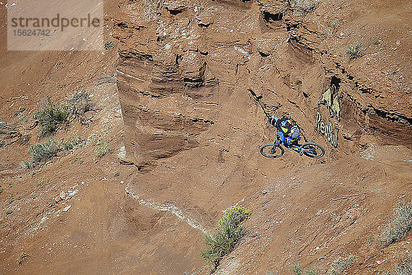 Hohe Winkelansicht einer Person  die über Berge springt  Utah  USA