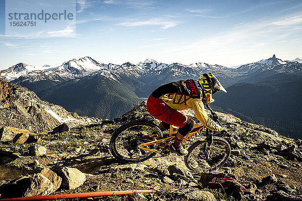 Person Mountainbiking auf felsigen Landschaft in Whistler  British Columbia  USA