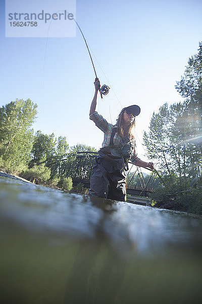 Eine Frau beim Fliegenfischen im Big Wood River  Ketchum Idaho
