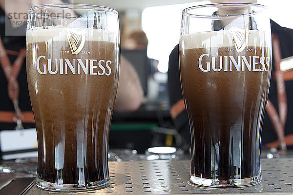 Zwei Gläser gefüllt mit Guinness Pints im Guinness Storehouse  Irland