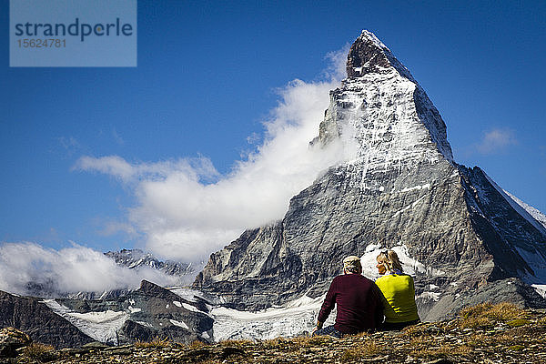 Ehepaar erkundet das Matterhorn an einem sonnigen Tag