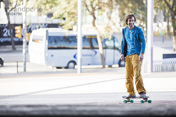 Männlicher Skateboarder fährt durch die Straßen von Barcelona  Spanien