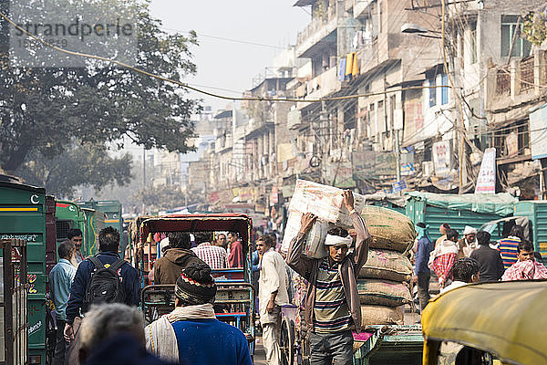 Eine Straßenszene in Neu-Delhi  Indien.