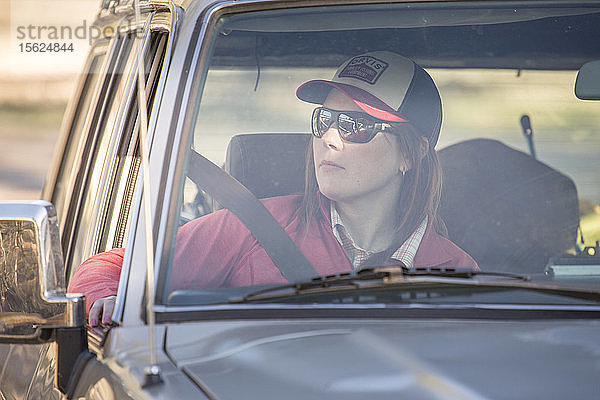 Frau in einem Land Cruiser  im Yellowstone-Land.