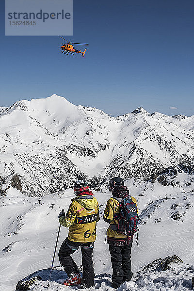 Skifahrer warten auf den Hubschrauber