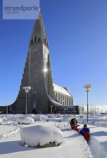 Hallgrimskirkja-Kirche bei klarem Himmel im Winter  Reykjavik  Island