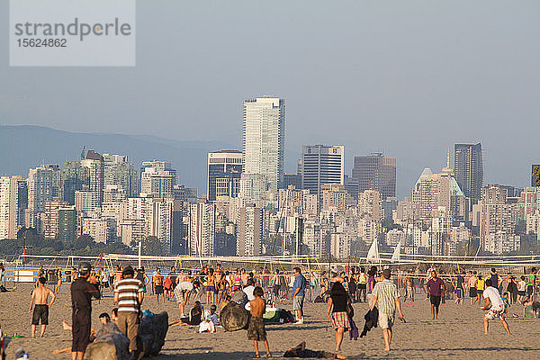 Blick auf eine große Menschenmenge am Strand und die Skyline von Vancouver mit Wolkenkratzern im Sommer  British Columbia  Kanada