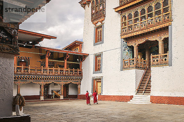 Zwei Mönche gehen im Tempel von Punakha Dzong  Bhutan