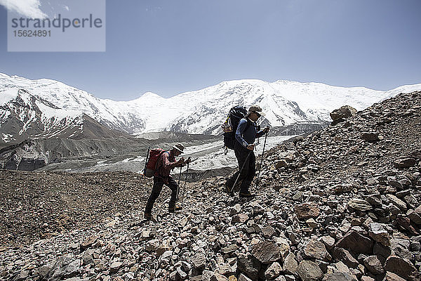 Ein Bergsteigerpaar auf dem Weg zum vorgeschobenen Basislager des Peak Lenin (Kirgisistan).