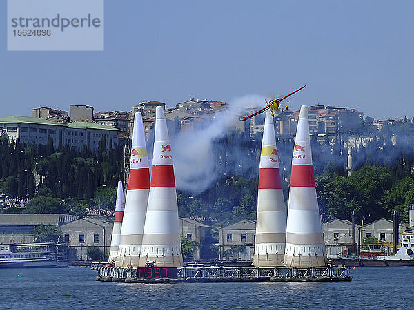 Das Bild stammt von der Organisation Red Bull Air Race im Juni 2007. Istanbul Türkei