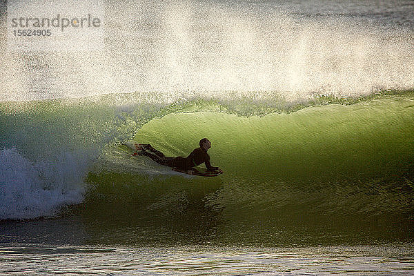 Die Regelmäßigkeit und Schönheit der Wellen am Strand von Le Loch haben diesen Ort zu einem beliebten Ziel für Surfer gemacht. Le Loch  Guidel  Bretagne.