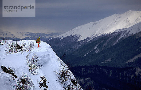 Wanderer auf dem Gipfel eines Berges im Winter