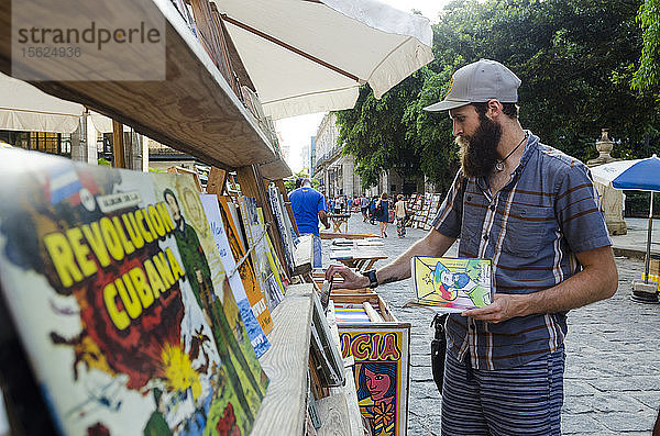 Ein Mann sucht nach alten Waren  Havanna  Kuba.