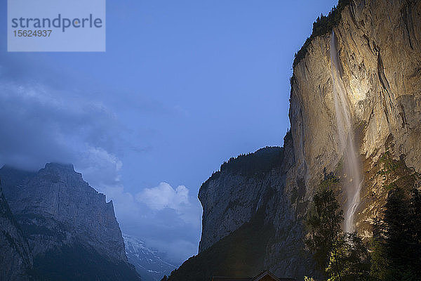 Ein Wasserfall bei Nacht im Lauterbrunnental in der Schweiz.
